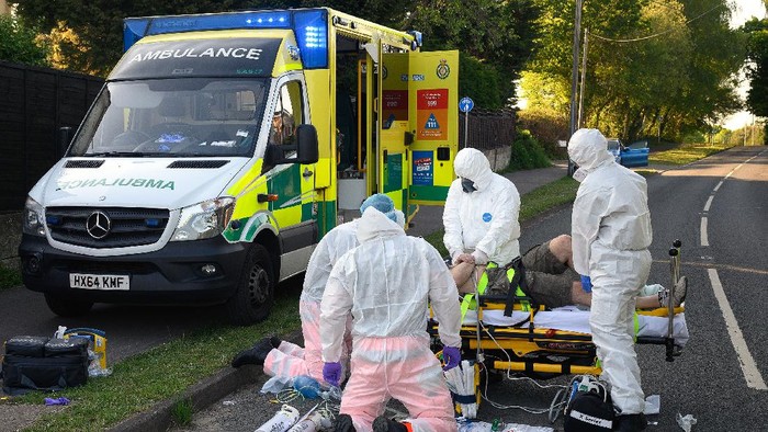 Potret Kesibukan Petugas Ambulans COVID-19 di Inggris Hingga kini Inggris memiliki 207 ribu kasus COVID-19 dan tertinggi keempat dunia. Tak ayal, petugas ambulans pun tampak sangat sibuk lalu lalang menjemput para pasien yang terjangkit Corona.