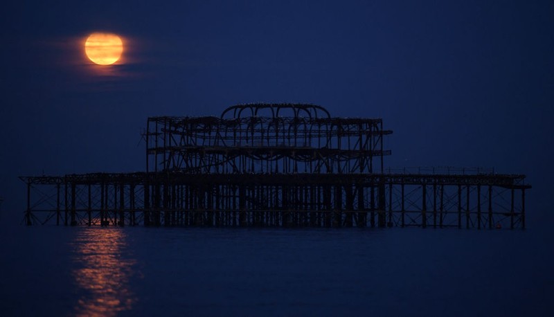 Keindahan bulan purnama besar atau Supermoon menjadi fenomena terakhir di tahun 2020. Ini juga terlihat jelas hampir diberbagai belahan dunia. Beginilah foto-fotonya.