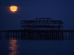 Potret Keindahan Supermoon di Berbagai Penjuru Dunia