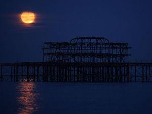 Potret Keindahan Supermoon di Berbagai Penjuru Dunia