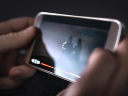 Praktis! Begini Cara Nonton TV di HP Tanpa Aplikasi!