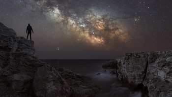 Berkat kamera yang peka cahaya, kita bisa melihat tingkat detail dari langit malam yang tidak bisa kita lihat dengan mata telanjang. Istimewa/Dok. Boredpanda/Mihail Minkov.
