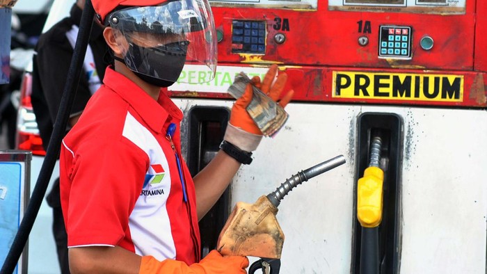 Petugas SPBU menggunakan alat pelindung wajah saat melayani pengendara motor di SPBU 34-16113, Cilendek, Kota Bogor, Jawa Barat, Selasa (5/5/2020). Petugas SPBU yang berhubungan langsung dengan pengendara tersebut menggunakan alat pelindung wajah sebagai upaya untuk melindungi diri, keluarganya maupun orang lain dalam upaya pencegahan penyebaran COVID-19. ANTARA FOTO/Arif Firmansyah/foc.
