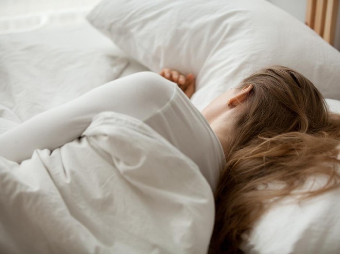 wanita tidur Theres nothing better than a lie in. Woman sleeping in bed.