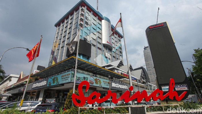 Potret Gedung Sarinah yang Akan Direnovasi

Pusat perbelanjaan Sarinah yang dibangun pada tahun 1963 ini bakal direnovasi dan dijadikan pusat kerajinan Indonesia untuk pariwisata dan mendukung UMKM lokal. Bakal jadi seperti apa ya?