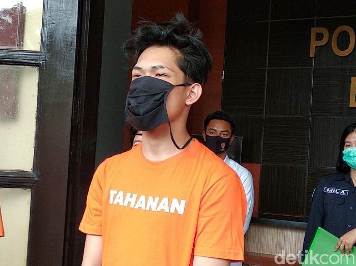 YouTuber Ferdian Paleka berhasil ditangkap polisi usai kabur beberapa hari. Kini ia berbaju tahanan usai ditangkap pada Jumat (8/5/2020) dini hari oleh tim gabungan dari tim khusus Direktorat Reserse Kriminal Umum dan Resmob Polrestabes Bandung, Ini penampilan Ferdian Usai Jadi Tersangka.