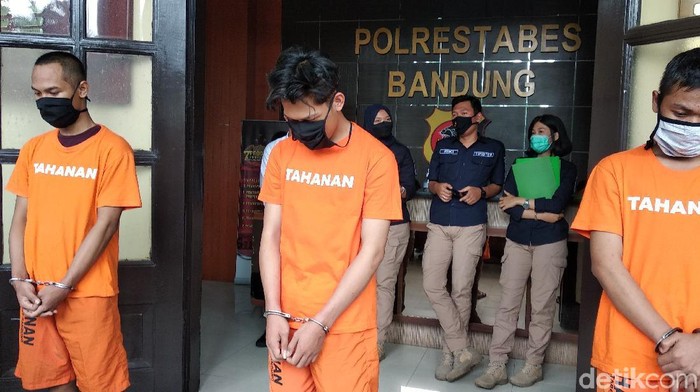 YouTuber Ferdian Paleka berhasil ditangkap polisi usai kabur beberapa hari. Kini ia berbaju tahanan usai ditangkap pada Jumat (8/5/2020) dini hari oleh tim gabungan dari tim khusus Direktorat Reserse Kriminal Umum dan Resmob Polrestabes Bandung, Ini penampilan Ferdian Usai Jadi Tersangka.