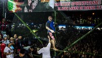 Dalam sejarahnya, perkembangan  Pencak Silat di Indonesia  tidak bisa dilepaskan dari sejarah perkembangan agama Islam. Kala itu pencak silat diajarkan  bersama-sama dengan pelajaran agama di surau atau pesantren. Pencak silat menjadi bagian dari latihan spiritual. Bahkan ada beberapa perguruan pencak silat yang menggunakan ayat-ayat di dalam Al-Qur’an sebagai nama perguruannya. Ulet Ifansasti/Getty Images