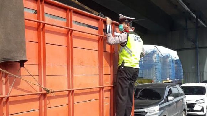 Polisi panjat truk cek penyelundupan pemudik