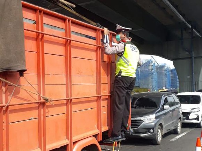 Polisi panjat truk cek penyelundupan pemudik