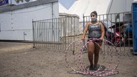 Mereka terpaksa beraksi di jalanan karena pendapatan mereka terhenti sejak pemerintah penutup semuan tempat hiburan untuk mencegah penyebaran virus Corona.