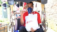 Sembako tersebut diserahkan salah satunya kepada para penarik becak di kawasan tersebut.  