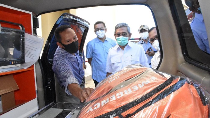 Gubernur Sulbar Ali Baal Masdar menyerahkan empat unit ambulans Dinkes Sulbar.