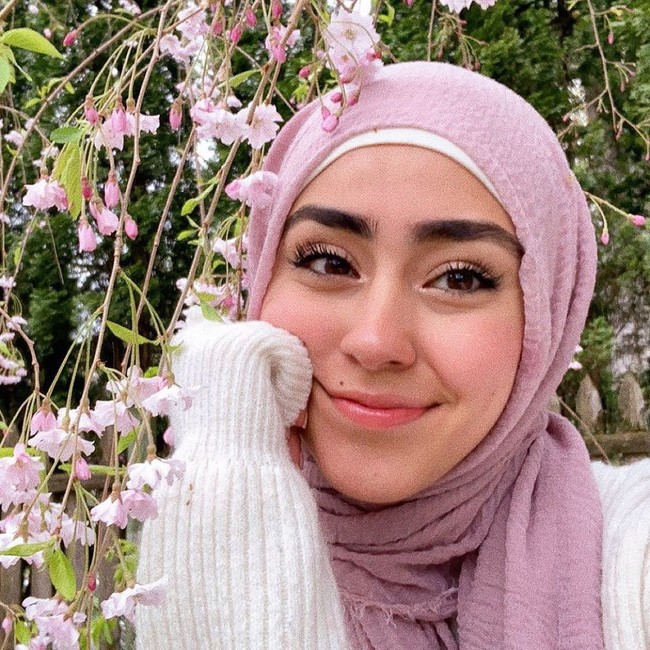 Kenalan dengan Zahra Hashimee, hijabers asal New York yang viral di TikTok. Di platform media sosial tersebut, wanita 20 tahun itu kerap membahas tentang agama islam.  Foto: dok. Instagram @zahr4