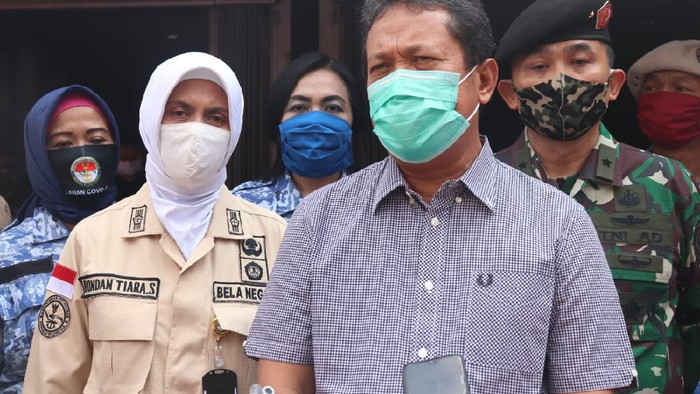 Wamenhan memberikan bantuan makan cepat saji kepada tenaga medis