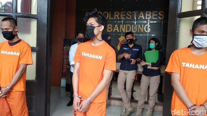 YouTuber Ferdian Paleka berhasil ditangkap polisi usai kabur beberapa hari. Begini tampak Ferdian saat memakai baju tahanan.