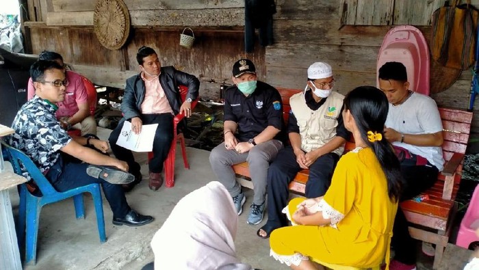 Suasana di rumah 2 ABK yang dilarung ke laut (Raja Adil-detikcom)