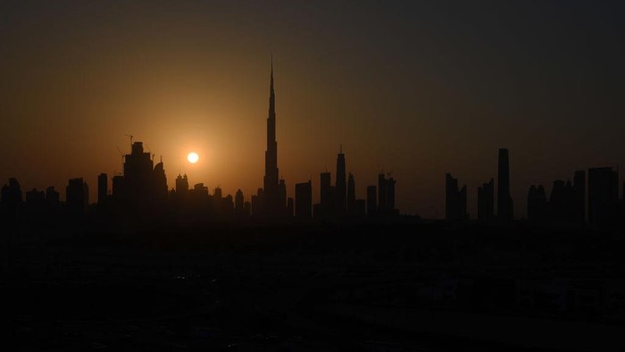 Gedung tertinggi di dunia, Burj Khalifa, Dubai, diketahui memiliki tiga zona waktu buka puasa yang berbeda-beda di beberapa lantainya. Begini alasannya.