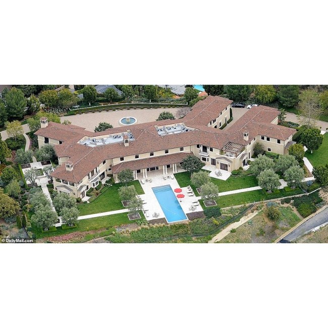 Rumah bergaya Tuscan ini terdiri dari delapan kamar tidur dan 12 kamar mandi. (Foto: Instagram/@vandypop)