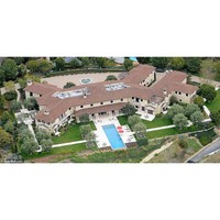 Rumah bergaya Tuscan ini terdiri dari delapan kamar tidur dan 12 kamar mandi. (Foto: Instagram/@vandypop)