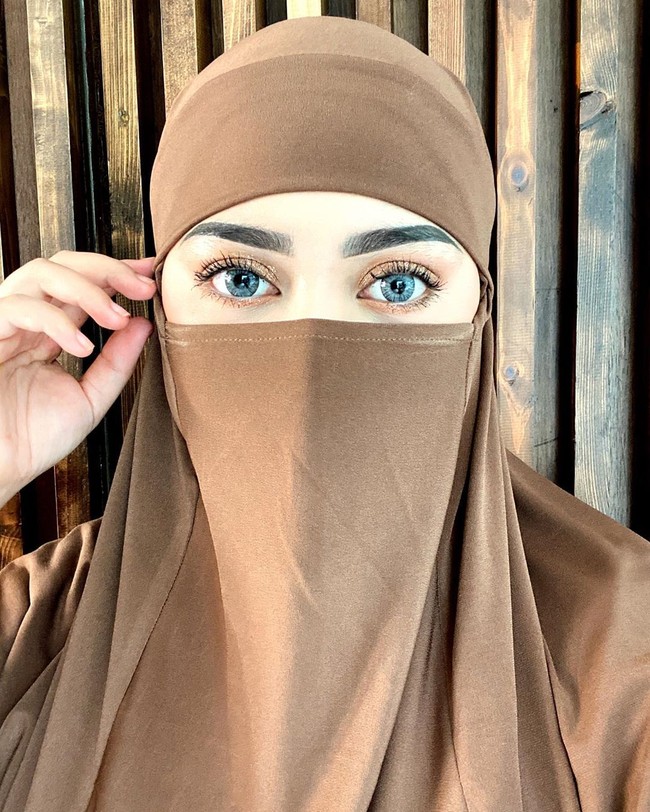 Selanjutnya ada Rachel Vennya yang juga membagikan momen saat memakai bergo. Ibu dua anak itu memakai bergo warna cokelat yang bentuknya seperti niqab sehingga menutupi bagian mulut dan hidungnya. Seperti wanita Timur Tengah ya! Foto: instagram @dwihandaanda