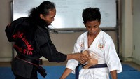 Pencak silat telah tersebar ke seluruh kepulauan Nusantara sejak abad ke-7 Masehi. Namun, sampai sekarang belum ada yang bisa memastikan kapan dan bagaimana asal mula tersebar pencak silat ini. Ada yang mengatakan kalau pencak silat ini tersebar karena adanya keterampilan dari berbagai suku asli di Indonesia. Goh Chai Hin/AFP via Getty Images