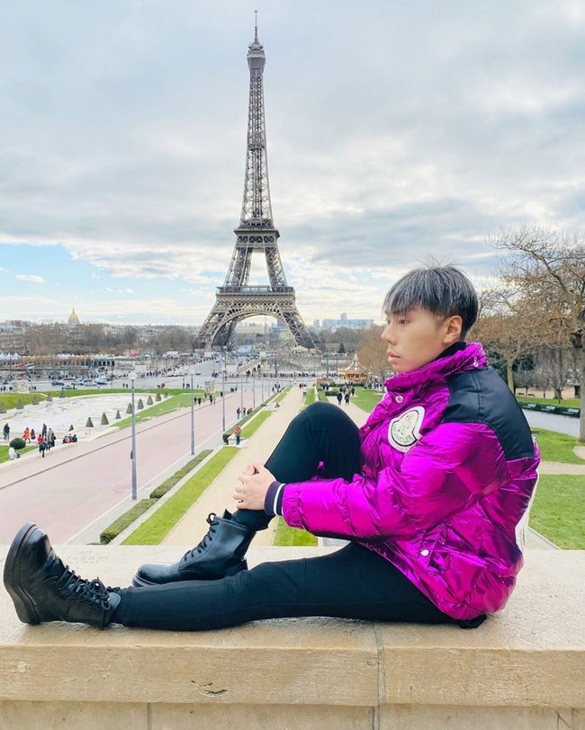 Jalan-jalan ke Paris, pria 33 tahun ini eksis dengan jaket bervolume dalam warna yang mencolok. Ia memadukan jaket tersebut dengan celana hitam ketat dan boots senada. (Foto: Instagram/@roykiyoshi)