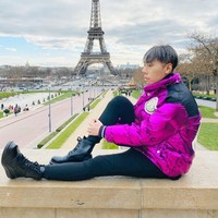 Jalan-jalan ke Paris, pria 33 tahun ini eksis dengan jaket bervolume dalam warna yang mencolok. Ia memadukan jaket tersebut dengan celana hitam ketat dan boots senada. (Foto: Instagram/@roykiyoshi)