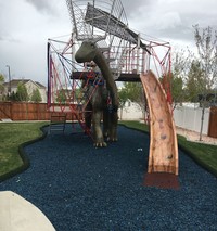 Seorang ayah membuat sebuah taman bermain yang berbentuk dinosaurus dengan berbagai fasilitasnya. Taman ini ditujukan untuk bermain anaknya kala pandemi Corona.