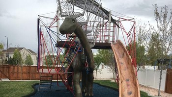 Tantangan selain dari bahan baku adalah, ruang. Cosman harus merombak bangunan di rumahnya agar halamannya lebih luas. (Istimewa/Dok. Bored Panda/thecauseman)