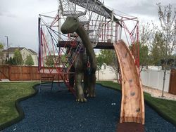 Dinosaurus Jadi Tempat Bermain Selama Isolasi Corona