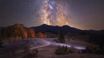 Berdiri di bawah busur Bima Sakti di malam musim panas yang hangat adalah pengalaman yang tidak akan pernah terlupakan. Istimewa/Dok. Boredpanda/Mihail Minkov.  