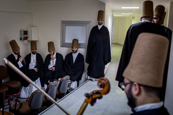 Pada mulanya tarian sufi hanya dikhususkan untuk laki-laki. Akan tetapi, kini di Istanbul, perempuan juga boleh melakukan tarian sufi bersama. D kutip dari CNN, seorang penari sufi perempuan yang berasal dari Turki berpendapat bahwa saat kita ingin menemukan Tuhan dan mencari kekhusukan, maka tak perlu memandang itu laki-laki atau perempuan. Chris McGrath/Getty Images. Pada mulanya tarian sufi hanya dikhususkan untuk laki-laki. Akan tetapi, kini di Istanbul, perempuan juga boleh melakukan tarian sufi bersama. D kutip dari CNN, seorang penari sufi perempuan yang berasal dari Turki berpendapat bahwa saat kita ingin menemukan Tuhan dan mencari kekhusukan, maka tak perlu memandang itu laki-laki atau perempuan. Chris McGrath/Getty Images.