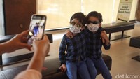 Bahkan dari mereka ada juga yang membawa anak-anaknya.