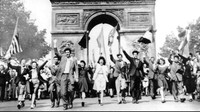 Sejumlah warga Paris berkumpul di kawasan Arc de Triomphe untuk merayakan akhir Perang Dunia II usai Jerman menyerah tanpa syarat pada Sekutu pada 7 Mei 1945.  AP Photo, File.  