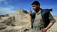 Dahulu, Bam terkenal karena menjadi tempat tinggal para kafilah atau pedagang di jalur perdagangan antara Asia Timur dan Timur Tengah. Bam juga menjadi kota suci bagi pemeluk Zoroaster-pemuja Dewa Api yang masih berkembang di Iran. Di sisi lain, Islam juga berkembang pesat. Setidaknya sebuah mesjid kuno Mirza Naim yang dibangun pada masa Pemerintahan Safavid (1501 -1736 M) menjadi bukti perkembangan peradaban Islam.  Odd Andersen/AFP via Getty Images