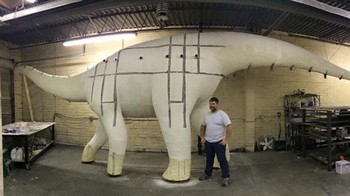 Jenis dinosaurus yang dibuatnya yaitu Apatosautus atau yang lebih dikenal dengan Brontosaurus. Jenis dinosaurus ini dipilihnya karena terkenal dengan sifatnya yang tenang dan baik hati. (Istimewa/Dok. Bored Panda/thecauseman)