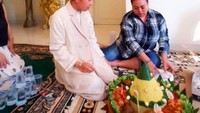 Sepertinya Roy tengah merayakan sesuatu nih. Ia bersiap memotong dan menikmati tumpeng nasi kuning di hadapannya. Foto: Instagram roykiyoshi
