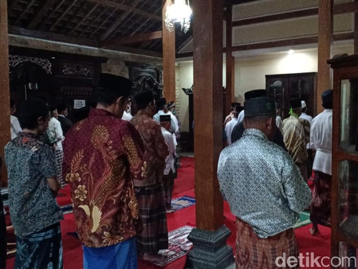 Hingga malam keempat setelah Didi Kempot Meninggal, keluarga dan puluhan warga mengaji dan mendoakan almarhum. Pengajian akan digelar hingga hari ketujuh.