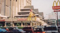 Ini suasana McDonalds dari arah Monas. Badut maskot pun terlihat dari kejauhan. Foto : Twitter @justraissa16.