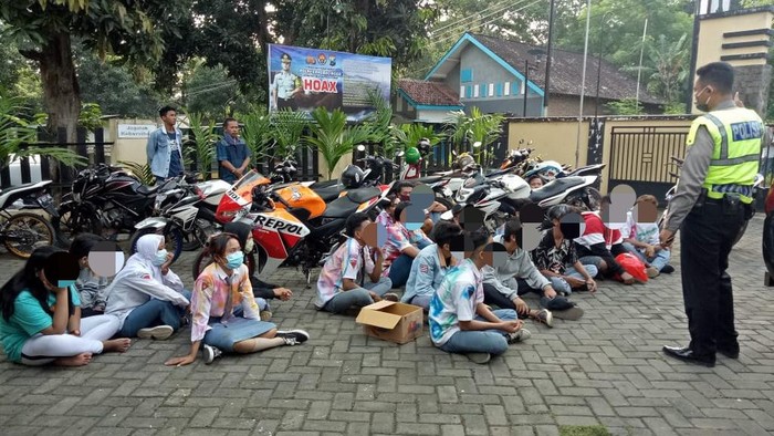 Puluhan Siswa-siswi SMA di Probolinggo diamankan petugas kepolisian. Mereka konvoi merayakan kelulusan di tengah pandemi virus Corona.