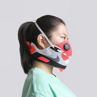 Tak hanya untuk menyalurkan bakat atau sekadar pamer, Zhujin Wang mengatakan jika masker sneakers tersebut punya pesan lain. Yakni untuk meningkatkan kesadaraan masyarakat China akan isu polusi udara di sana. Foto: Instagram @aria.duan