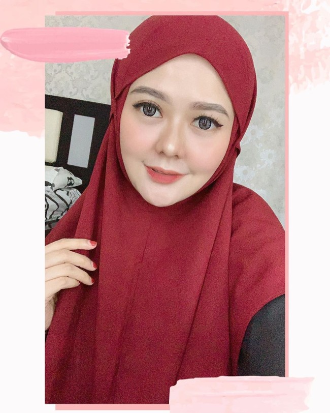 Hijab bergo instan yang biasanya menggunakan bahan diamond seperti serat kulit kulit jeruk menghasilkan tampilan hijab yang tegak dan tidak menerawang ketika dipakai. Seperti selebgram Nita Nurul yang menggunakan bergo instan warna marun saat #dirumahaja.  Foto: instagram @antikarifani