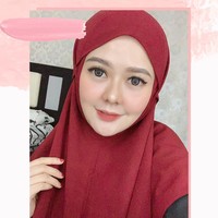 Hijab bergo instan yang biasanya menggunakan bahan diamond seperti serat kulit kulit jeruk menghasilkan tampilan hijab yang tegak dan tidak menerawang ketika dipakai. Seperti selebgram Nita Nurul yang menggunakan bergo instan warna marun saat #dirumahaja.  Foto: instagram @antikarifani