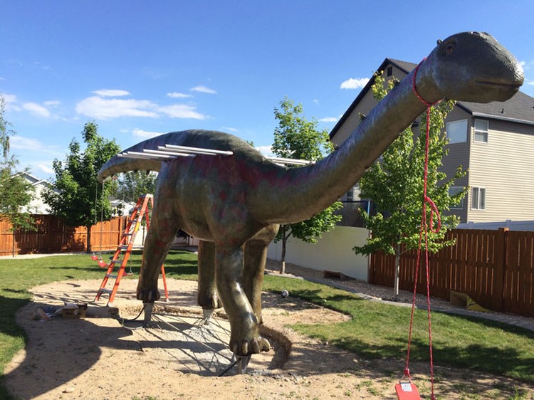 Seorang ayah membuat sebuah taman bermain yang berbentuk dinosaurus dengan berbagai fasilitasnya. Taman ini ditujukan untuk bermain anaknya kala pandemi Corona.