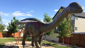 Fakta mencengangkannya adalah beton 10,8 ton digunakan untuk pijakan sehingga dinosaurus tidak terbalik. (Istimewa/Dok. Bored Panda/thecauseman)