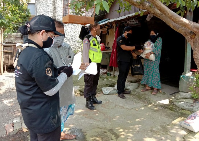 Di tengah pandemi Corona, beragam cara dilakukan untuk bisa berbagi dengan sesama masyarakat yang kurang mampu. Seperti ini salah satunya.