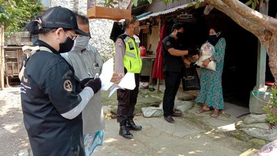 Berbagi dengan Masyarakat Kurang Mampu