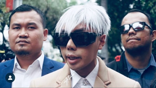 Di jajaran aksesori, Roy juga senang memakai kacamata oversized bergaya futuristik seperti ini. (Foto: Instagram/@roykiyoshi)