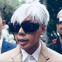 Di jajaran aksesori, Roy juga senang memakai kacamata oversized bergaya futuristik seperti ini. (Foto: Instagram/@roykiyoshi)